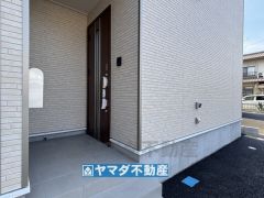 玄関前には屋根があるので急な雨でも安心