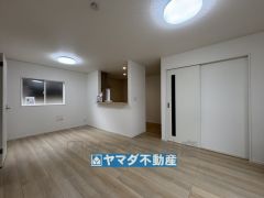 リビングの広さに加えて和室の入り口を開放すればさらに広々とした空間になります