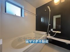 浴槽にはベンチスペースがあるので半身浴やお子様も座ることができ安心快適です