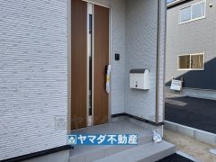 玄関横にはポストが設置されています