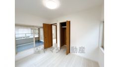 2階洋室リフォーム済。床はフローリング張り、壁天井はクロスの張替えを行いました。