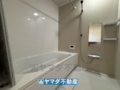 ゆったりとしたバスタブ