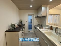 勝手口＆たっぷり収納できるカップボードがあります