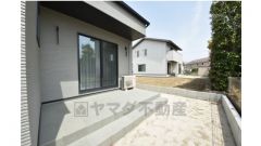 リビングから出入りのできるタイルデッキ