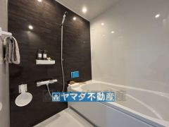 浴槽にはベンチスペースがあるので半身浴やお子様も座ることができ安心快適です