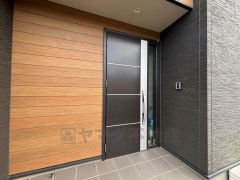 広々とした玄関前