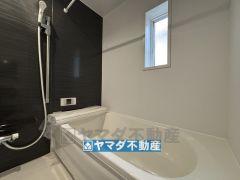 浴槽にはベンチスペースがあるので半身浴やお子様も座ることができ安心快適です