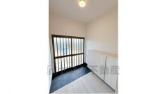 玄関内観です。ドアを新品に交換、クロスの張替え済