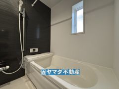 浴槽にはベンチスペースがあるので半身浴やお子様も座ることができ安心快適です