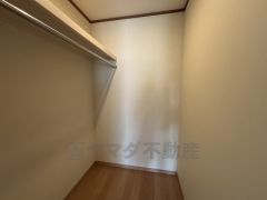 2階主寝室のウォークインクローゼット