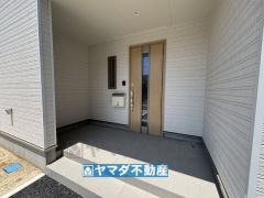 広々とした玄関ポーチ