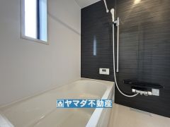 浴槽にはベンチスペースがあるので半身浴やお子様も座ることができ安心快適です