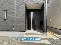 玄関横にはポストが設置されているので雨に濡れずに安心ですね。
