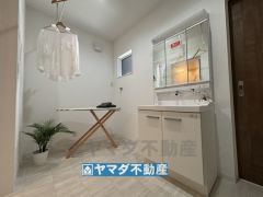 広く設計された洗面室には物干しスペースを確保