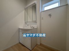 収納ができる三面鏡タイプの洗面台