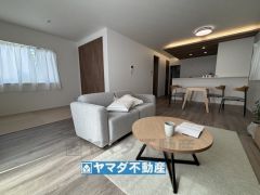 リビングにおはフラットタイプの和室が隣接