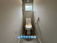 収納棚付きトイレ
