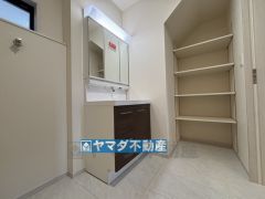 三面鏡タイプの洗面台、可動式収納棚完備