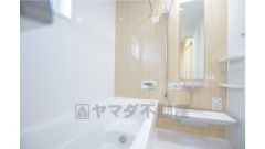 浴槽にはベンチスペースがあるので半身浴やお子様も座ることができ安心快適です