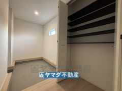 玄関ホールには収納棚