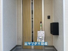 玄関横にはポストが設置されているので雨に濡れずに安心ですね。