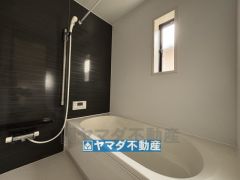 浴槽にはベンチスペースがあるので半身浴やお子様も座ることができ安心快適です