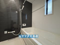 浴槽にはベンチスペースがあるので半身浴やお子様も座ることができ安心快適です