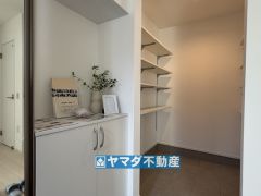 広々シューズクロークのある玄関