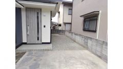 駐車場奥には庭スペースがあります