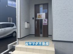 玄関横にはポストが設置されているので雨に濡れずに安心ですね