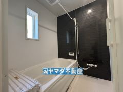 浴槽にはベンチスペースがあるので半身浴やお子様も座ることができ安心快適です