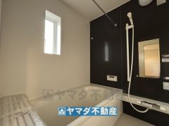 浴槽にはベンチスペースがあるので半身浴やお子様も座ることができ安心快適です