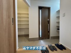 シューズクロークの他にオープン棚の靴収納