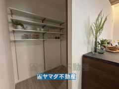 キッチンから洗面室への動線にはパントリー完備