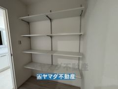キッチンには可動式のパントリー完備