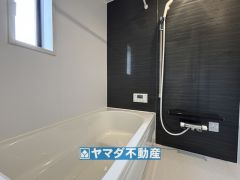 浴槽にはベンチスペースがあるので半身浴やお子様も座ることができ安心快適です