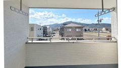 バルコニーには屋根があるので急な雨でも安心ですね。