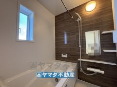 浴槽にはベンチスペースがあるので半身浴やお子様も座ることができ安心快適です