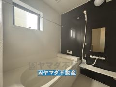 浴槽にはベンチスペースがあるので半身浴やお子様も座ることができ安心快適です