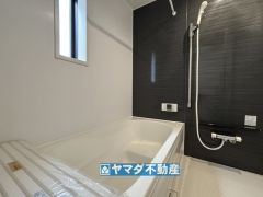 浴槽にはベンチスペースがあるので半身浴やお子様も座ることができ安心快適です
