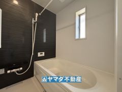 浴槽にはベンチスペースがあるので半身浴やお子様も座ることができ安心快適です