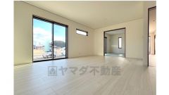 リビングの広さに加えて和室の入り口を開放すればさらに広々とした空間になります