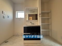 三面鏡タイプの洗面台、可動式収納棚完備