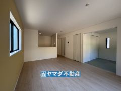 リビングの広さに加えて和室の入り口を開放すればさらに広々とした空間になります