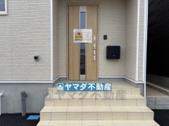 玄関横にはポストが設置されているので雨に濡れることはないですね