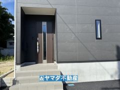玄関横にはポストが設置されているので雨に濡れずに安心ですね。