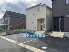 前面道路が広いので駐車が苦手な方でもゆっくり駐車できますね。