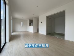リビングの広さに加えて和室の入り口を開放すればさらに広々とした空間になります
