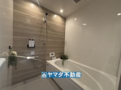 浴槽にはベンチスペースがあるので半身浴やお子様も座ることができ安心快適です