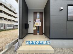 玄関横にはポストが設置されているので雨に濡れずに安心ですね。